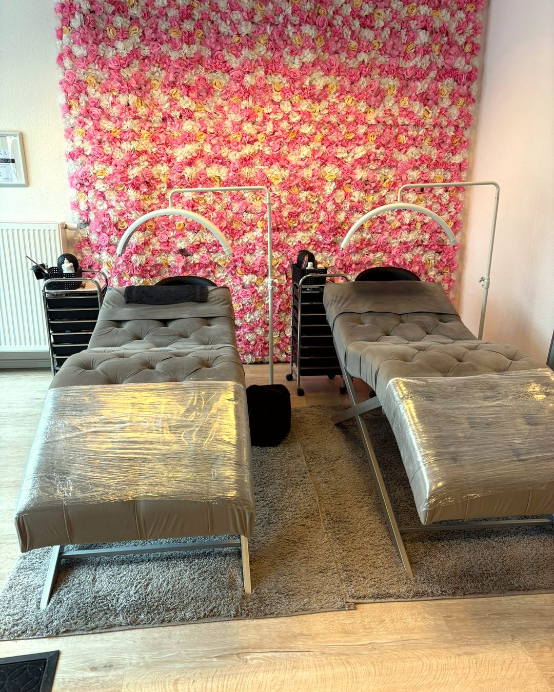Lash Studio mit Blumenwand und Behandlungsliegen in Osnabrück